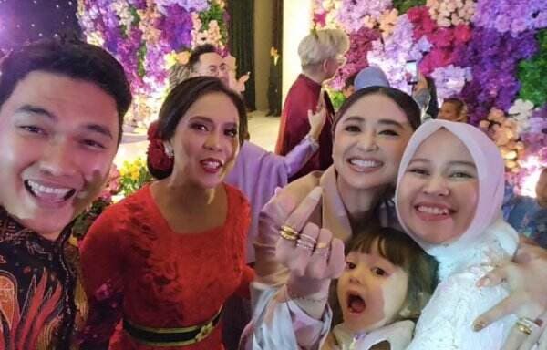 Aldi Taher Foto Bareng Istri dan Dewi Perssik, Netizen: Akur Ye Bang!