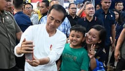 Momen Jokowi Makan Malam Bareng Menteri dan Sapa Warga di Mataram NTB