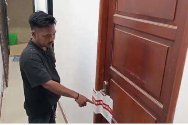 Selain Ruang Kerja Bupati Bekasi, KPK Segel 3 Ruang Kepala Dinas Selain Ruang Kerja Bupati Bekasi, KPK Segel 3 Ruang Kepala Dinas