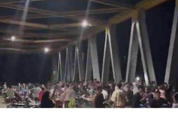 Heboh Lumba-lumba Muncul di Sungai Rokan Hulu Riau, Warga Kaitkan Mitos Ini Heboh Lumba-lumba Muncul di Sungai Rokan Hulu Riau, Warga Kaitkan Mitos Ini