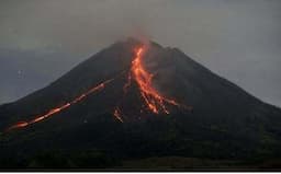 Kamis Dini Hari, Gunung Merapi Luncurkan 15 Kali Guguran Lava Pijar Sejauh 1.800 Meter