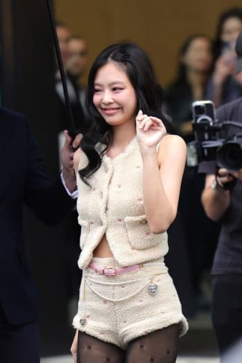 Dijuluki sebagai ‘Human Chanel’, Jennie Tampil Memukau di Chanel Spring/Summer 2024 Show Dijuluki sebagai ‘Human Chanel’, Jennie Tampil Memukau di Chanel Spring/Summer 2024 Show