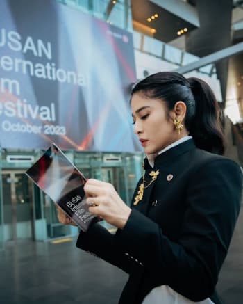 Dibalut Beskap, Dian Sastro Tampil Unik dan Elegan di Busan International Film Festival 2023