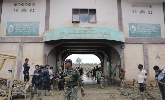 Pembersihan Puing Kayu di Ponpes Darul Muchlisin Aceh Tamiang Dikebut Pembersihan Puing Kayu di Ponpes Darul Muchlisin Aceh Tamiang Dikebut