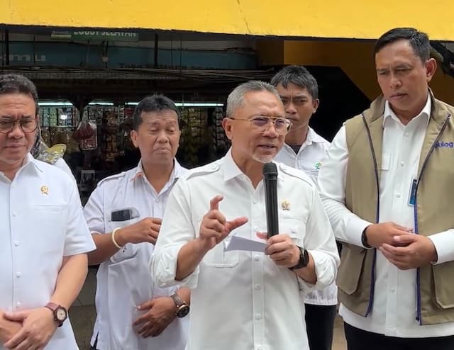 Sidak ke Pasar Kramat Jati, Zulhas Klaim Harga Bahan Pangan Terkendali Kecuali Cabai Sidak ke Pasar Kramat Jati, Zulhas Klaim Harga Bahan Pangan Terkendali Kecuali Cabai