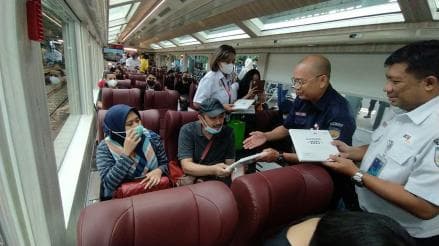 KAI Luncurkan Gerbong Kereta Mewah `Panoramic`, Atap dan Dinding Serba Kaca