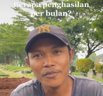 Mengabdi di Kuburan, Ternyata Segini Gaji Penjaga Makam Mengabdi di Kuburan, Ternyata Segini Gaji Penjaga Makam