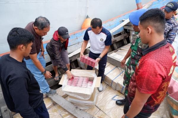 Penyelundupan 350 Dus Rokok Ilegal Senilai Rp1 Miliar Berhasil Digagalkan TNI AL Penyelundupan 350 Dus Rokok Ilegal Senilai Rp1 Miliar Berhasil Digagalkan TNI AL