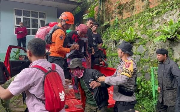 Tim SAR Temukan 13 Pendaki yang Tersesat di Gunung Pangrango, Begini Kondisinya