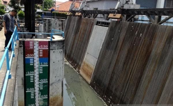 Waspada, Tinggi Muka Air di Pintu Air Pasar Ikan Jakarta Utara Siaga Dua