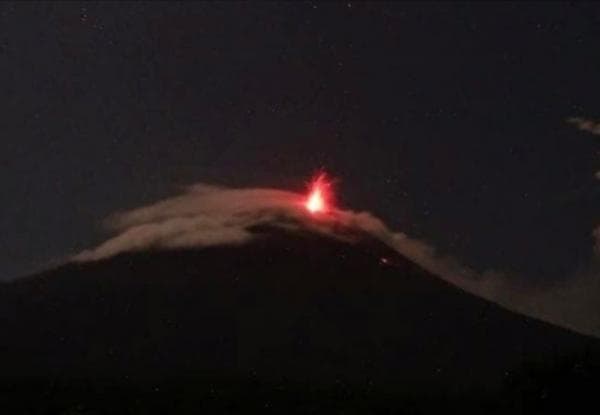 Aktivitas Vulkanik Meningkat, Gunung Ile Lewotolok NTT Alami 335 Kali Gempa Embusan