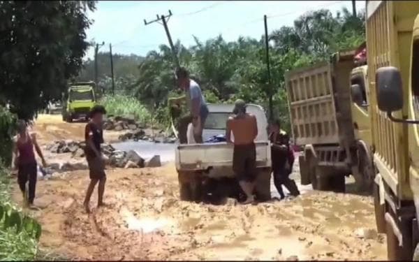Diterjang Banjir, Jalan Provinsi di Jambi Berlubang dan Rusak Parah 