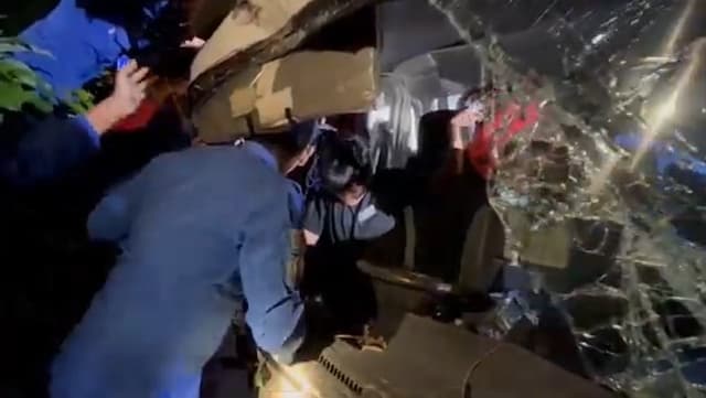 Tabrakan 2 Truk di Magelang, Evakuasi Sopir Terjepit Berlangsung Dramatis Tabrakan 2 Truk di Magelang, Evakuasi Sopir Terjepit Berlangsung Dramatis