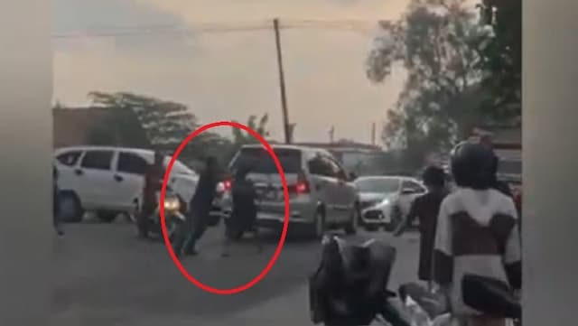 Viral! Perkelahian Sopir dan Kernet Truk Lawan 2 Supeltas Gunakan Besi dan Kayu di Jombang Viral! Perkelahian Sopir dan Kernet Truk Lawan 2 Supeltas Gunakan Besi dan Kayu di Jombang