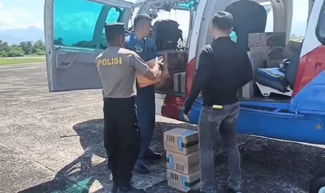 Polri Kirim Bantuan Logistik ke Palambayan Lewat Udara, Dukung Kebutuhan Posko Bencana Polri Kirim Bantuan Logistik ke Palambayan Lewat Udara, Dukung Kebutuhan Posko Bencana