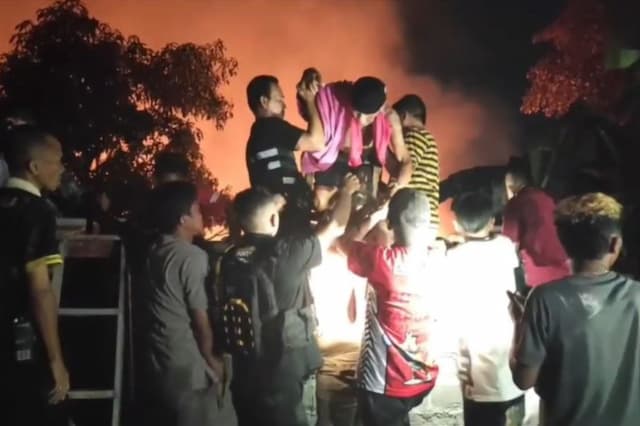 Kebakaran Panti Werdha Manado, Warga Panjat Tembok 4 Meter Evakuasi Korban Selamat Kebakaran Panti Werdha Manado, Warga Panjat Tembok 4 Meter Evakuasi Korban Selamat