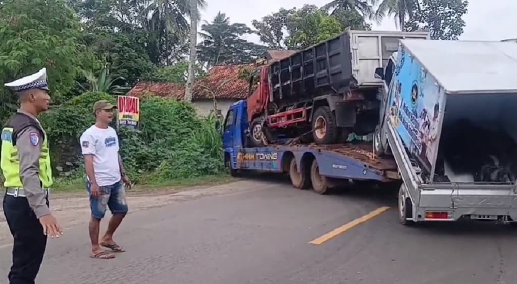Kecelakaan Maut Mobil MBG Tabrak Truk Batu di Lampung, Sopir Tewas Terjepit Kecelakaan Maut Mobil MBG Tabrak Truk Batu di Lampung, Sopir Tewas Terjepit