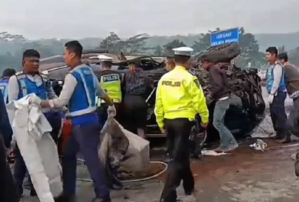 Kecelakaan Beruntun 2 Minibus dan Truk di Tol Semarang-Solo, 3 Orang Luka Berat Kecelakaan Beruntun 2 Minibus dan Truk di Tol Semarang-Solo, 3 Orang Luka Berat