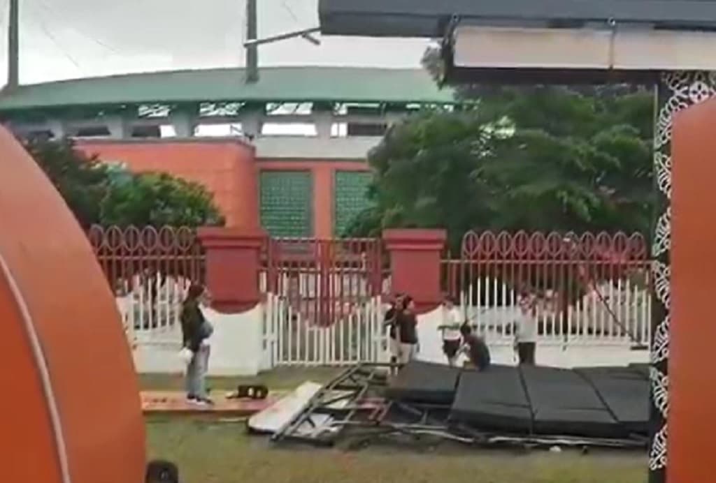 Detik-Detik Mengerikan Puting Beliung Terjang Stadion Pakansari Bogor, Warga Panik Detik-Detik Mengerikan Puting Beliung Terjang Stadion Pakansari Bogor, Warga Panik