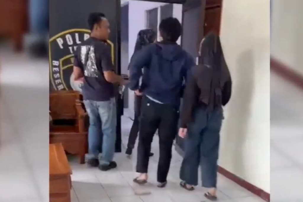 Oknum Pegawai BUMN di Tuban Digerebek Istri Sah Ngamar Bareng Oknum ASN Oknum Pegawai BUMN di Tuban Digerebek Istri Sah Ngamar Bareng Oknum ASN