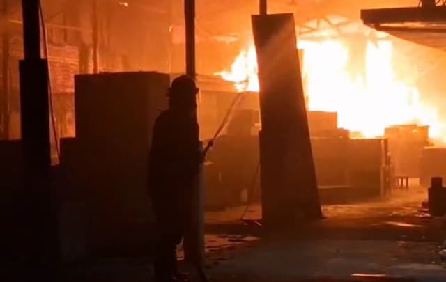 Gudang Kayu di Sidoarjo Terbakar, Kerugian Ditaksir Ratusan Juta Rupiah Gudang Kayu di Sidoarjo Terbakar, Kerugian Ditaksir Ratusan Juta Rupiah