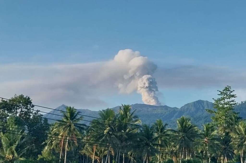 Gunung Dukono Meletus Hari Ini, Kolom Abu Capai 1.000 Meter ke Langit Gunung Dukono Meletus Hari Ini, Kolom Abu Capai 1.000 Meter ke Langit