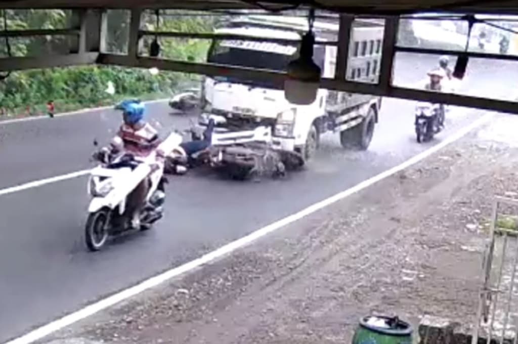 Ngeri! Detik-Detik Kecelakaan Maut di Sidoarjo, Pemotor Tewas Terlindas Truk Ngeri! Detik-Detik Kecelakaan Maut di Sidoarjo, Pemotor Tewas Terlindas Truk