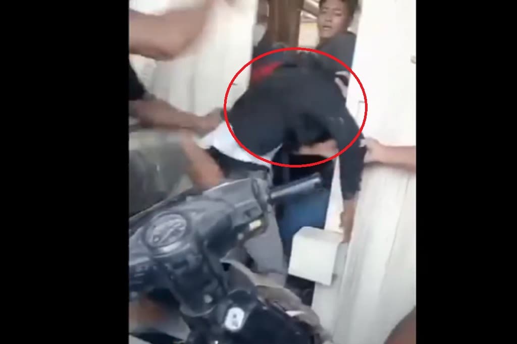 Tepergok Warga, Maling Motor di Cirebon Babak Belur Dihajar Massa Tepergok Warga, Maling Motor di Cirebon Babak Belur Dihajar Massa