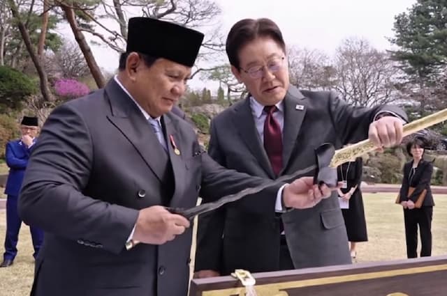 Prabowo Hadiahkan Presiden Korsel Keris Bali Warna Emas, Ini Penampakannya Prabowo Hadiahkan Presiden Korsel Keris Bali Warna Emas, Ini Penampakannya