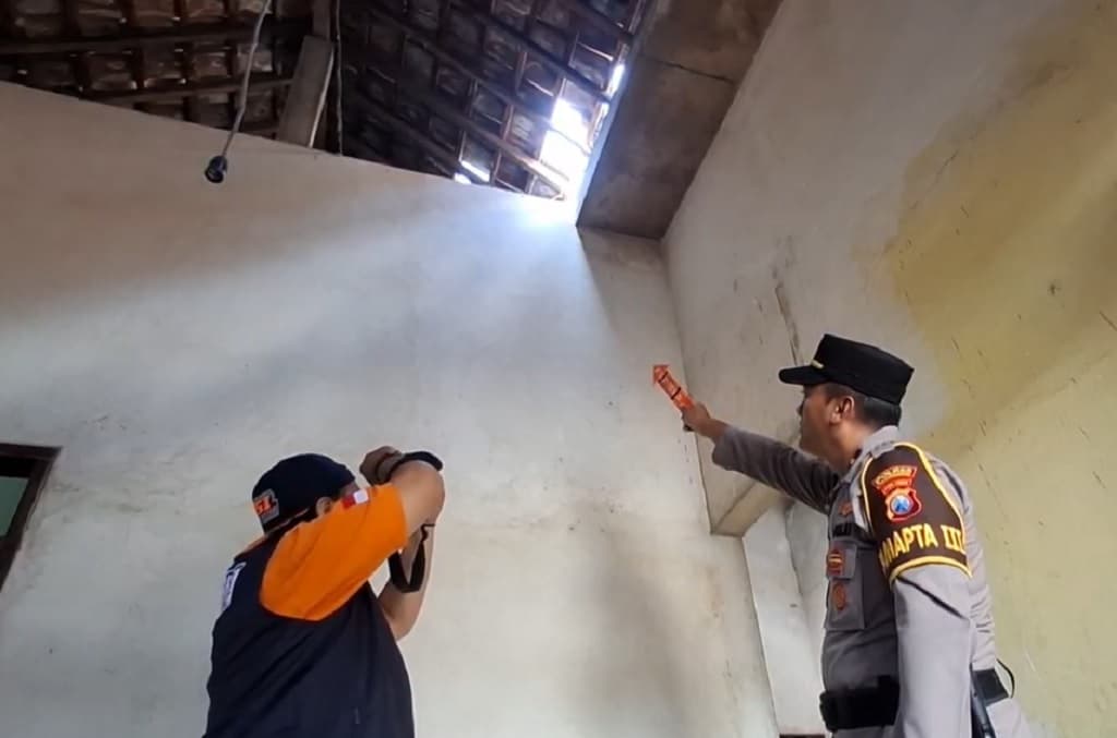 Mencekam! Balon Udara Liar Meledak di Atas Rumah Warga Tulungagung, Atap Hancur Mencekam! Balon Udara Liar Meledak di Atas Rumah Warga Tulungagung, Atap Hancur