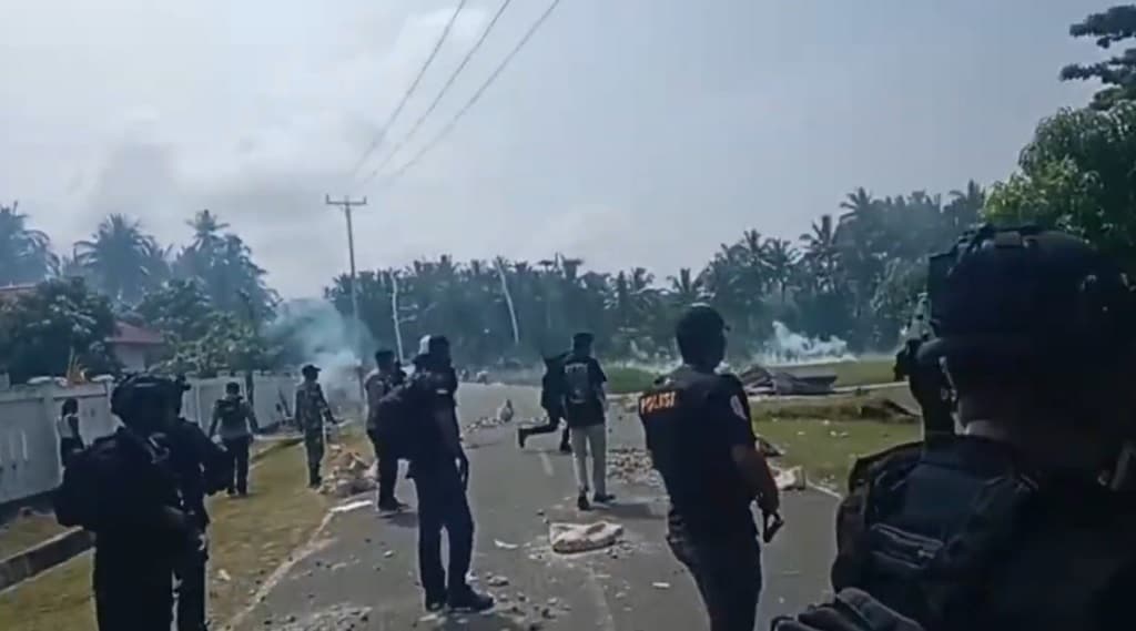 Mencekam! Bentrokan Antardesa di Halmahera Tengah, 2 Tewas hingga Rumah Dibakar Mencekam! Bentrokan Antardesa di Halmahera Tengah, 2 Tewas hingga Rumah Dibakar