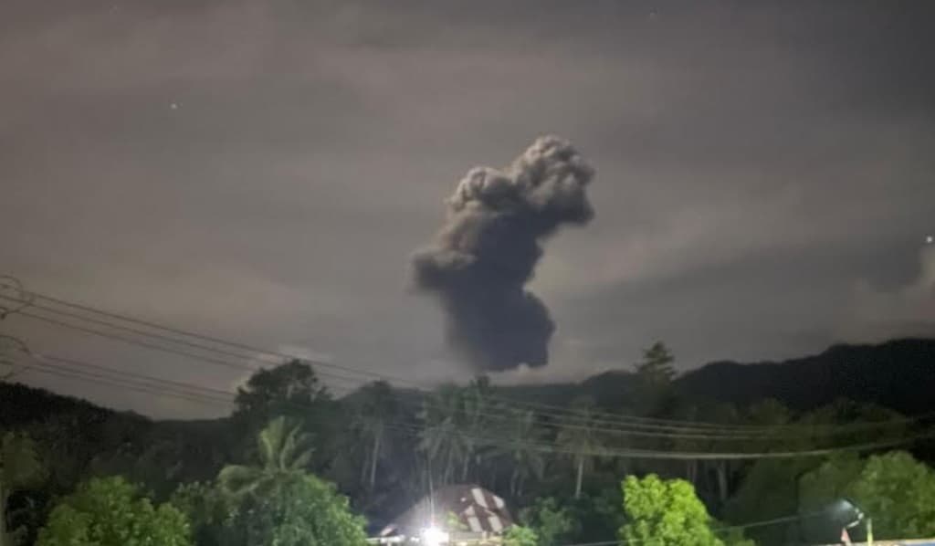 Gunung Dukono di Halmahera Meletus Dahsyat Malam Ini, Kolom Abu 3.000 Meter Gunung Dukono di Halmahera Meletus Dahsyat Malam Ini, Kolom Abu 3.000 Meter
