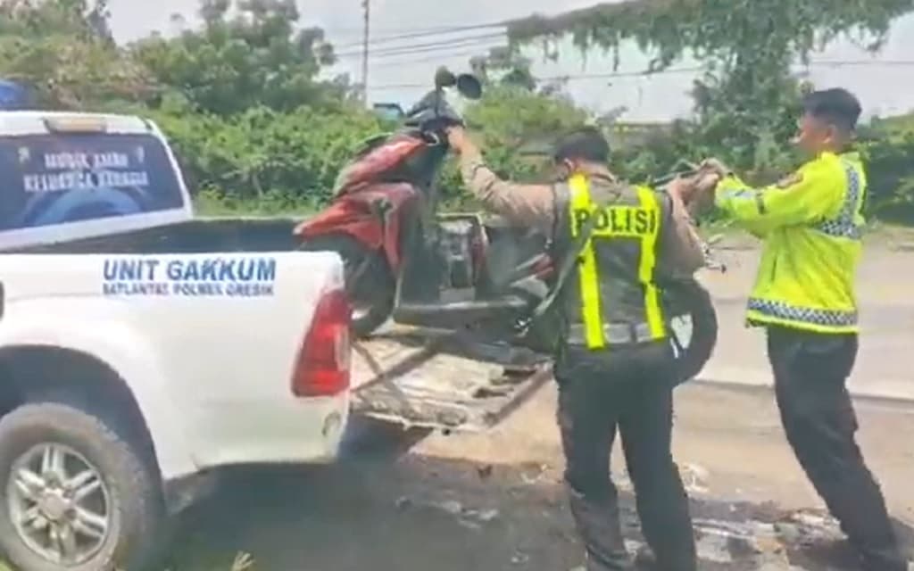 Ngeri! Detik-Detik Kecelakaan Maut Innova Tabrak 3 Motor di Gresik, 1 Tewas 2 Kritis Ngeri! Detik-Detik Kecelakaan Maut Innova Tabrak 3 Motor di Gresik, 1 Tewas 2 Kritis