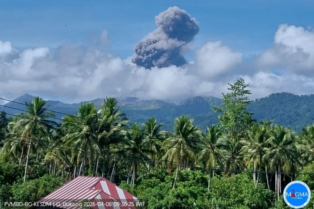 Gunung Dukono Meletus Hari Ini, Muntahkan Kolom Abu Setinggi 1.000 Meter ke Langit Gunung Dukono Meletus Hari Ini, Muntahkan Kolom Abu Setinggi 1.000 Meter ke Langit
