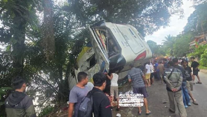 Bus Rem Blong Kecelakaan di Sanggau, 1 Orang Tewas Puluhan Luka-Luka Bus Rem Blong Kecelakaan di Sanggau, 1 Orang Tewas Puluhan Luka-Luka