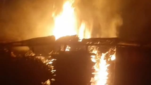 Korsleting Listrik, Gudang dan Tempat Produksi Pentol di Jombang Hangus Terbakar Korsleting Listrik, Gudang dan Tempat Produksi Pentol di Jombang Hangus Terbakar