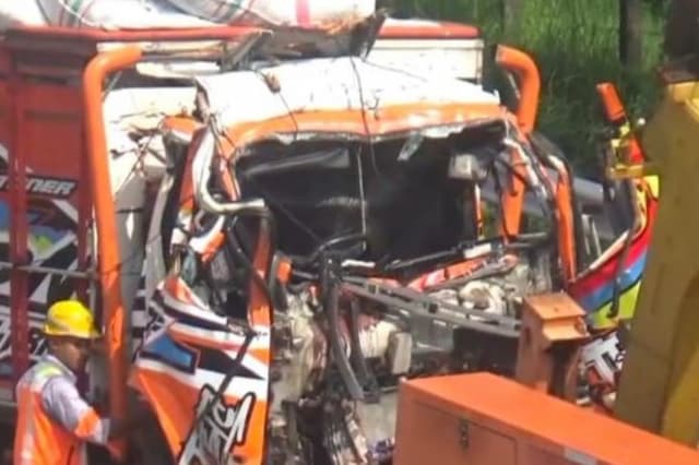 Kecelakaan Maut Truk Tabrak Truk di Tol Jombang-Mojokerto, 2 Orang Tewas Kecelakaan Maut Truk Tabrak Truk di Tol Jombang-Mojokerto, 2 Orang Tewas