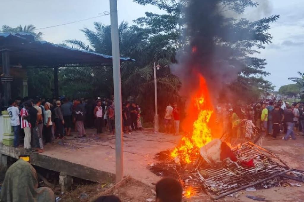 Viral Warga Geruduk Rumah Diduga Bandar Narkoba di Rohil Riau, Motor Dibakar Viral Warga Geruduk Rumah Diduga Bandar Narkoba di Rohil Riau, Motor Dibakar