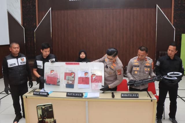 Polisi Bongkar Kasus Eksploitasi Seksual Anak Lewat Live Streaming di Indramayu Polisi Bongkar Kasus Eksploitasi Seksual Anak Lewat Live Streaming di Indramayu
