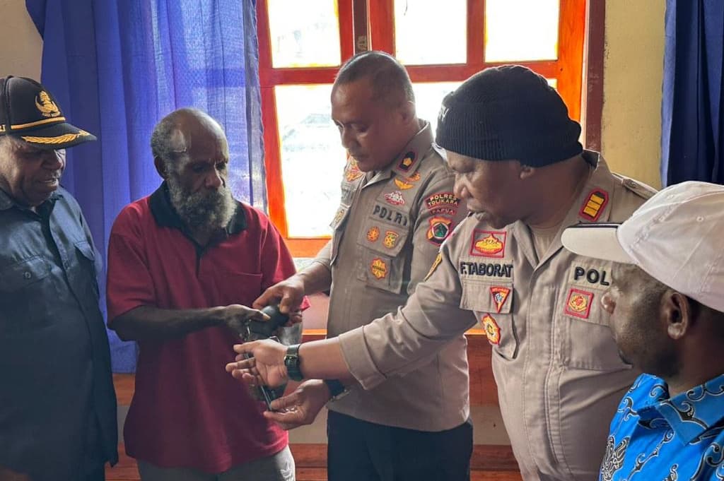 Keributan di Bokondini Tolikara, 4 Polisi Terluka dan 1 Warga Tewas Keributan di Bokondini Tolikara, 4 Polisi Terluka dan 1 Warga Tewas