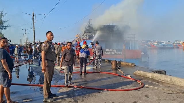 Kapal Motor Terbakar Saat Tunggu Kiriman BBM di Pelabuhan Mayangan Probolinggo Kapal Motor Terbakar Saat Tunggu Kiriman BBM di Pelabuhan Mayangan Probolinggo