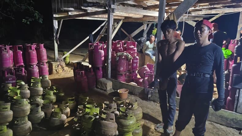 Polisi Buru Pemilik Gudang Pengoplos Gas Subsidi di Muaro Jambi Polisi Buru Pemilik Gudang Pengoplos Gas Subsidi di Muaro Jambi