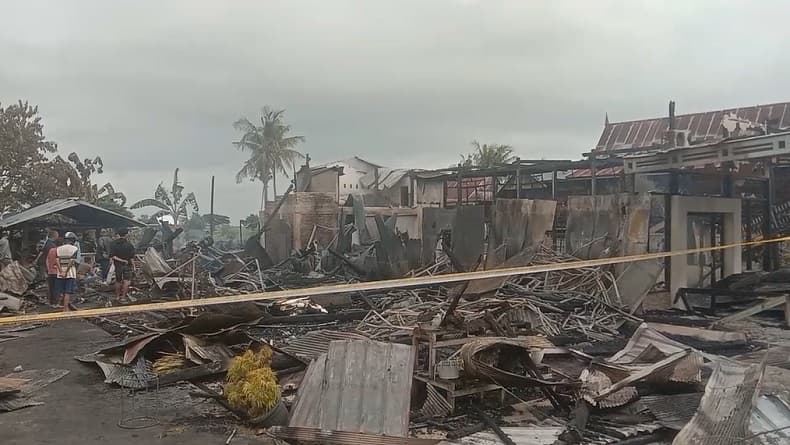 Kebakaran Hebat di Wajo, 3 Rumah 2 Motor Hangus Dilalap Api Kebakaran Hebat di Wajo, 3 Rumah 2 Motor Hangus Dilalap Api