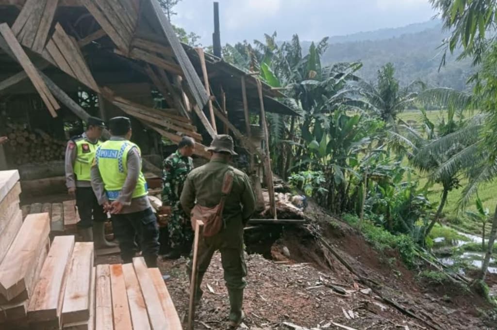 BNPB: Angin Kencang Rusak Belasan Rumah Warga di Klaten BNPB: Angin Kencang Rusak Belasan Rumah Warga di Klaten
