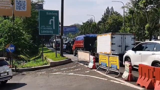 Hari Kedua Libur Panjang Isa Almasih, Gerbang Tol Pasteur Dipadati Kendaraan Wisatawan Hari Kedua Libur Panjang Isa Almasih, Gerbang Tol Pasteur Dipadati Kendaraan Wisatawan