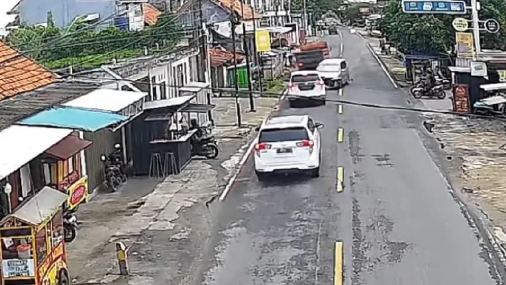 Kecelakaan Beruntun Avanza Tabrak Truk dan Innova di Bangkalan, Dipicu Sopir Ngantuk Kecelakaan Beruntun Avanza Tabrak Truk dan Innova di Bangkalan, Dipicu Sopir Ngantuk