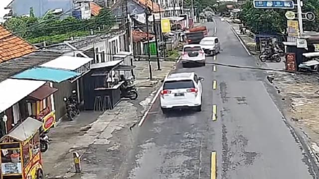 Kecelakaan Beruntun Avanza Tabrak Truk dan Innova di Bangkalan, Dipicu Sopir Ngantuk Kecelakaan Beruntun Avanza Tabrak Truk dan Innova di Bangkalan, Dipicu Sopir Ngantuk