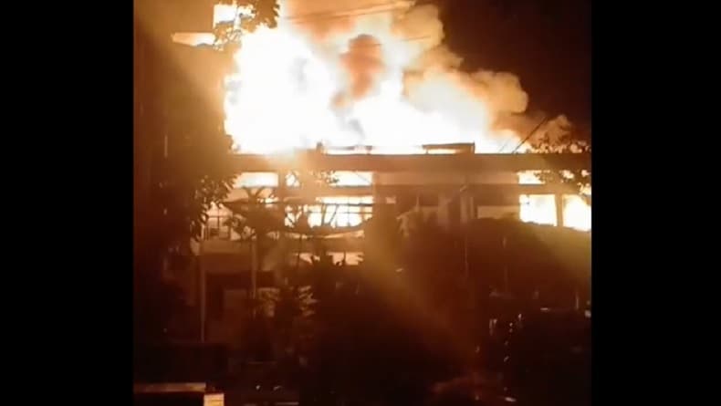 Kebakaran Hebat Kantor Bupati Bulungan, Sejumlah Ruangan Ludes Dilalap Api Kebakaran Hebat Kantor Bupati Bulungan, Sejumlah Ruangan Ludes Dilalap Api