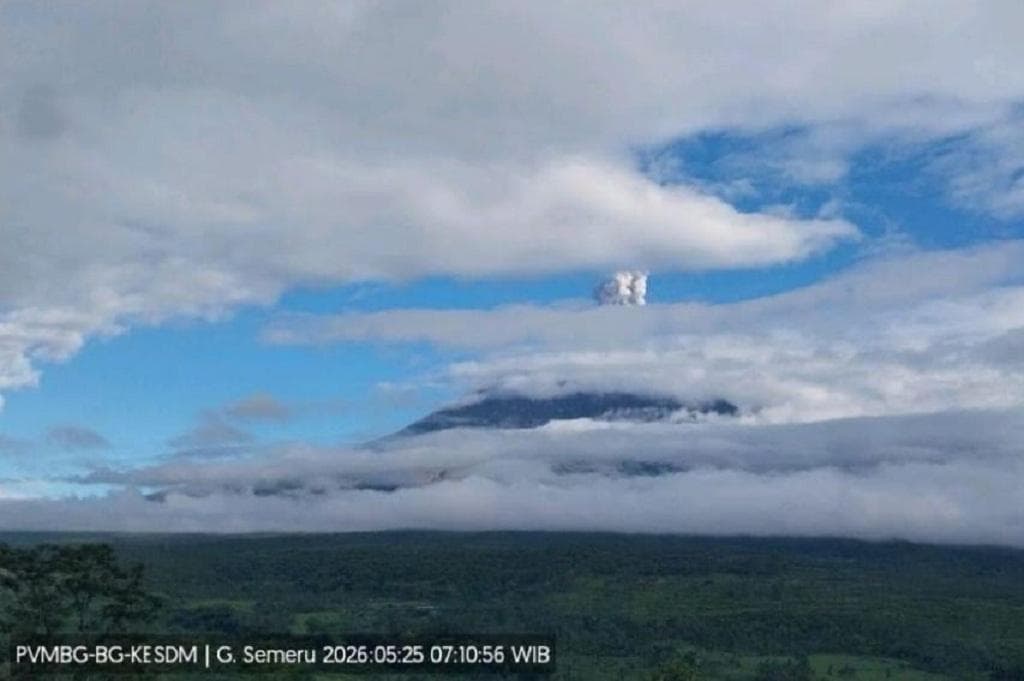 Gunung Semeru Meletus, Muntahkan Abu Vulkanis Setinggi 1.000 Meter Gunung Semeru Meletus, Muntahkan Abu Vulkanis Setinggi 1.000 Meter