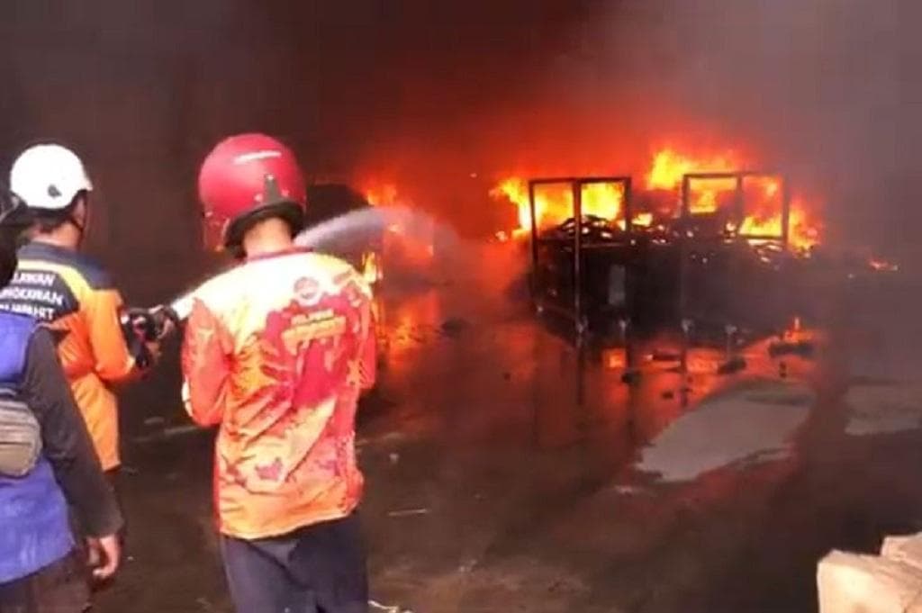 Kebakaran Hebat Pabrik Ban Bekas di Mojokerto, Asap Hitam Membubung Tinggi Kebakaran Hebat Pabrik Ban Bekas di Mojokerto, Asap Hitam Membubung Tinggi